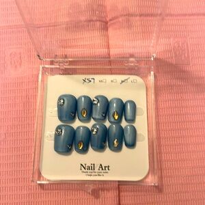 Beautiful 😍 Blue cat eye nails